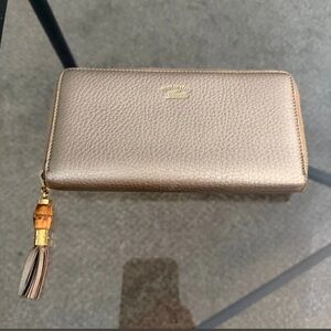 W8431 Gucci Gold Swing Long Wallet Pebble Leather Zippy